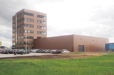 The new UPS building comprises a single-storey industrial hall and a seven-storey office building