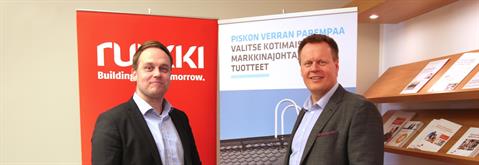 Jaakko Piri, dyrektor marketingu, Piristeel (z lewej) i Jouni Metsämäki, szef biznesu pokryć dachowych w Ruukki Construction