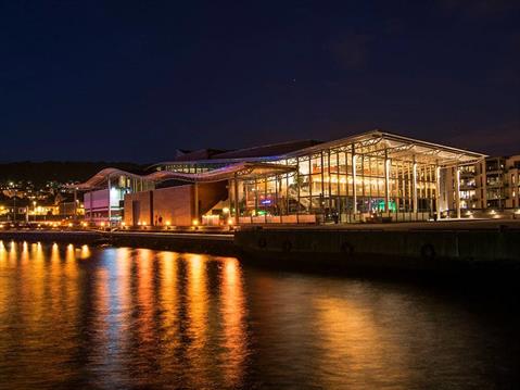 Takelementer fra Lett-Tak er for eksempel brukt på Bølgen konserthus i Larvik og på terminalbygget ved Oslo Lufthavn på Gardermoen. Copyrights: Lett-Tak